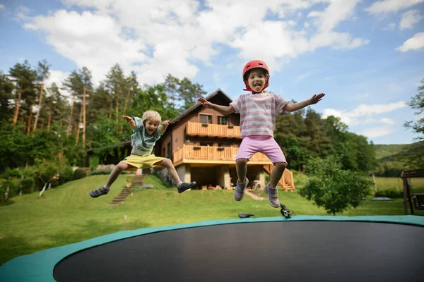 Little Siblings Enjoy Jumping Trampoline Backyard — Foto Stock