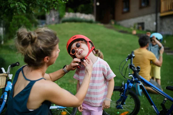 Eine Junge Mutter Mit Kleiner Tochter Bereitet Sich Auf Eine — Stockfoto