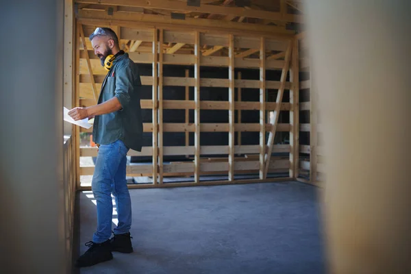 Handyman Chcecking Blueprints Working Wooden Construction Site Diy Eco Friendly — Fotografia de Stock