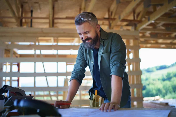 Portrait Ouvrier Construction Souriant Vérifiant Les Plans Concept Maisons Écologiques — Photo