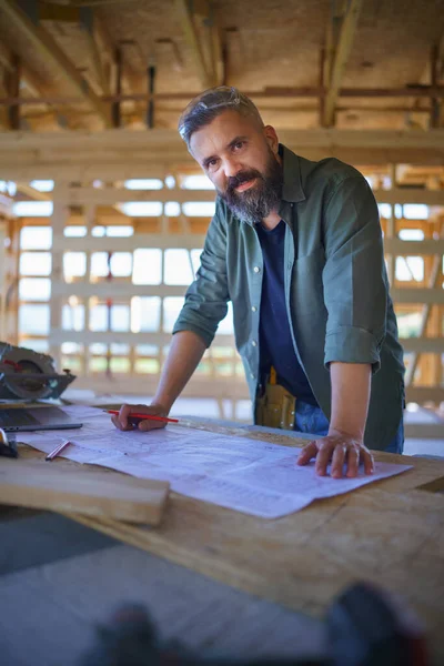 Portrait Construction Worker Smiling Looking Camera Diy Eco Friendly Homes — Stock Photo, Image