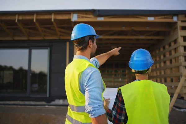 Ingenieros Construcción Arquitectos Con Planos Revisando Sitio Construcción Una Casa —  Fotos de Stock