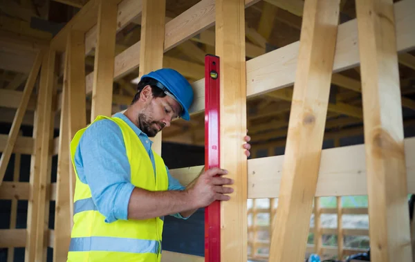 Carpenter Checking Wooden Planks Spirit Level Diy Eco Friendly Homes — Stock Photo, Image