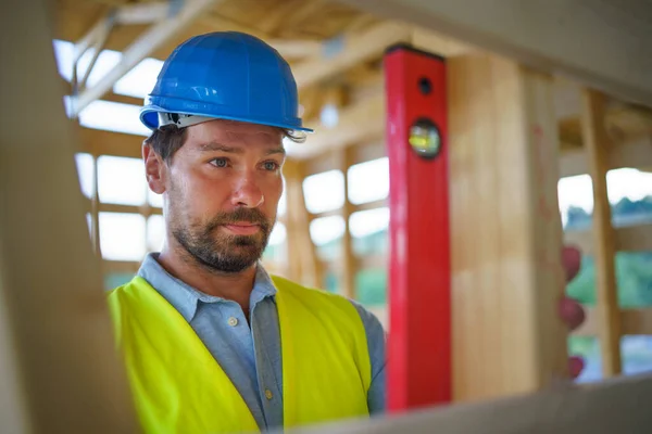 Carpenter Checking Wooden Planks Spirit Level Diy Eco Friendly Homes — Fotografia de Stock