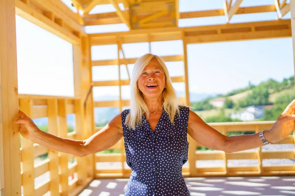 Una Mujer Mayor Feliz Dentro Nueva Casa Madera Ecológica Inacabada — Foto de Stock