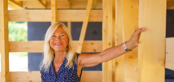 Una Mujer Mayor Feliz Dentro Nueva Casa Madera Ecológica Inacabada — Foto de Stock