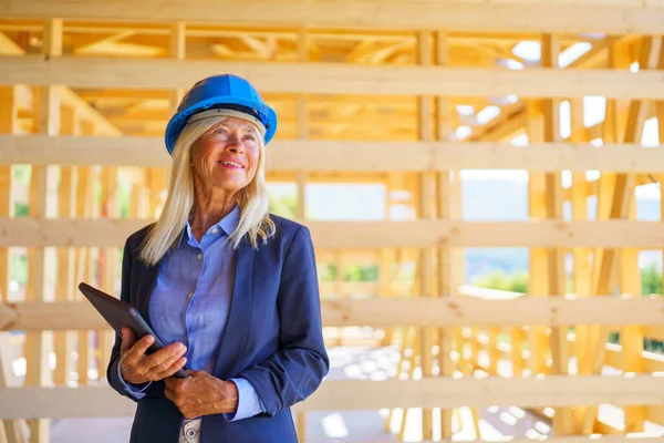 Donna Anziana Con Casco Protettivo Che Lavora Come Architetto Facendo — Foto Stock