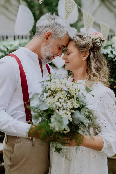 Mature Bride Groom Having Romantic Moment Wedding Reception Backyard — Stok fotoğraf
