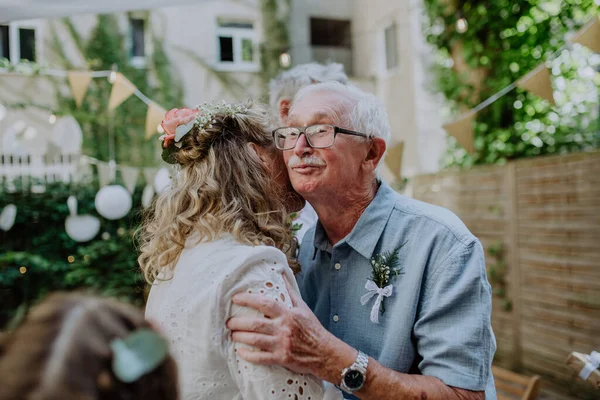 Eine Reife Braut Empfängt Glückwünsche Bei Einer Hochzeitsfeier Draußen Hinterhof — Stockfoto