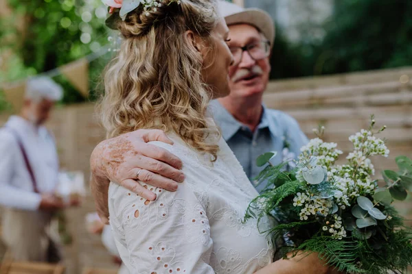 Een Volwassen Bruid Ontvangt Felicitaties Bij Trouwreceptie Buiten Achtertuin — Stockfoto
