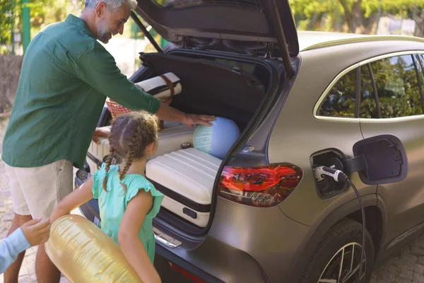 Fmily Little Children Loading Car Waiting Charging Car Going Picnic — 스톡 사진