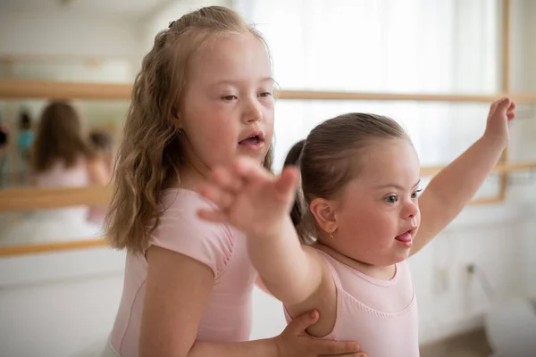 Kleine Schwestern Mit Syndrom Tanzen Ballett Einem Ballettschulstudio — Stockfoto