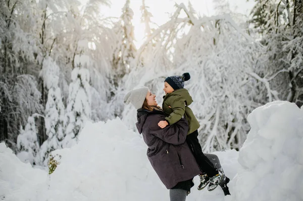 Mor Håller Sin Stora Son Vinternaturen Och Njuter Snö — Stockfoto