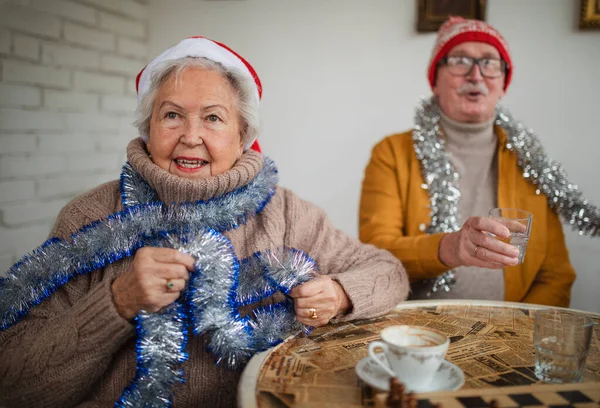 Amigos Seniores Felizes Sentados Dentro Casa Centro Comunitário Celebrando Natal — Fotografia de Stock