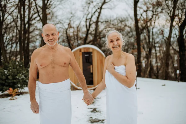 Senioren Paar Verliefd Staan Handdoeken Voorkant Van Outdoor Houten Sauna — Stockfoto