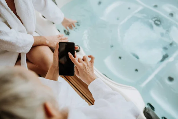 Top View Senior Couple Setting Outdoor Bathtub Smartphone — Stock Photo, Image