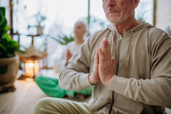 Pareja Mayor Meditando Juntos Sala Estar Durante Frío Día Otoño — Foto de Stock