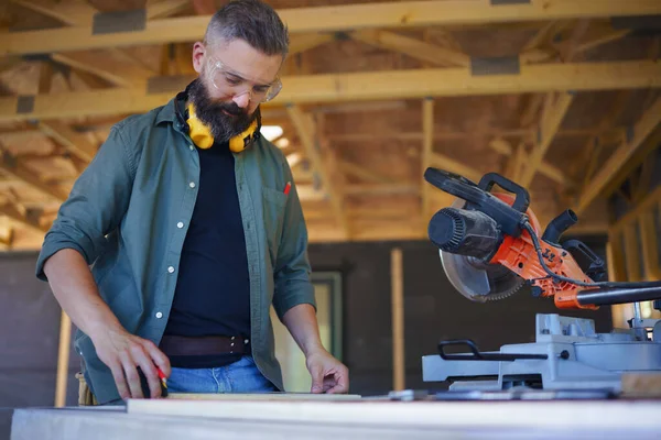 Construction Worker Working Eletric Saw Wooden Construction House Diy Eco — Stock Photo, Image