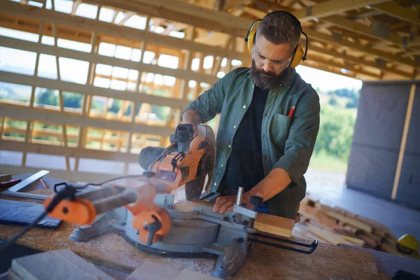 Construction Worker Working Eletric Saw Wooden Construction House Diy Eco — Stockfoto