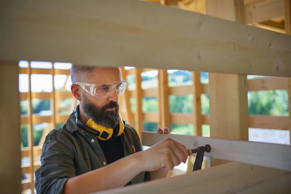 Bauarbeiter Arbeiten Manuell Einem Holzrahmen Umweltfreundlichen Häusern Und Nachhaltigem Lifestylekonzept — Stockfoto