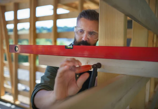 Carpenter Checking Wooden Planks Spirit Level Diy Eco Friendly Homes — Foto Stock