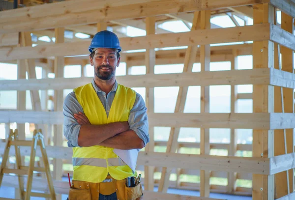 Trabalhador Construção Roupas Protetoras Posando Casa Madeira Eco Inacabada — Fotografia de Stock