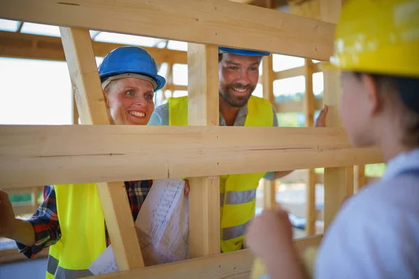 Vrolijke Familie Beschermende Kleding Controleren Hun Onafgewerkte Eco Houten Huis — Stockfoto