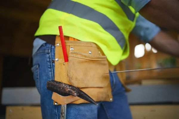 Nahaufnahme Eines Unkenntlichen Bauarbeiters Schutzkleidung Und Seinen Arbeitswerkzeugen — Stockfoto