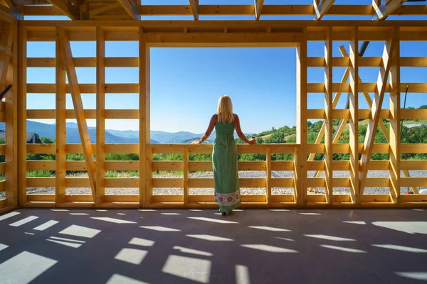 Mulher Sênior Local Dentro Construção Enquadrando Sonhando Com Sua Casa — Fotografia de Stock