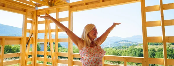 彼女の未完成の生態系の木造住宅の中に興奮したシニア女性 — ストック写真