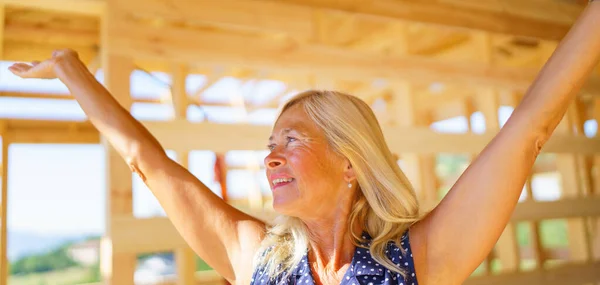 Excited Senior Woman Her Unfinished Ecological Wooden House — Stock Photo, Image