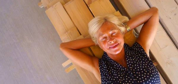 Draufsicht Auf Eine Glückliche Seniorin Die Einem Holzbrett Liegt Breite — Stockfoto