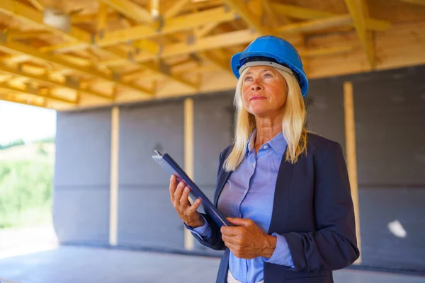 Donna Anziana Con Casco Protettivo Che Lavora Come Architetto Facendo — Foto Stock