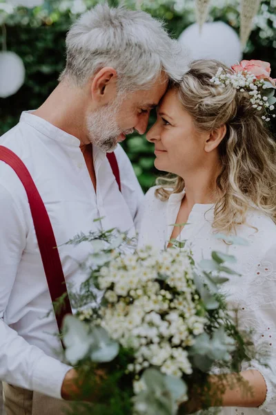 Mature Bride Groom Having Romantic Moment Wedding Reception Backyard — Photo