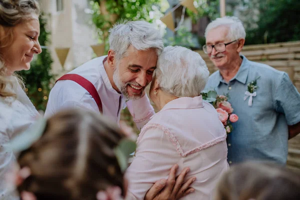 Eine Reife Braut Und Bräutigam Erhalten Glückwünsche Bei Hochzeitsempfang Draußen — Stockfoto