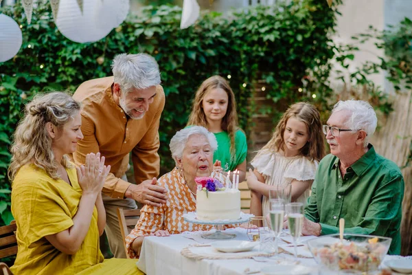 Multi Generation Family Outdoor Summer Garden Party Celebrating Birthday —  Fotos de Stock