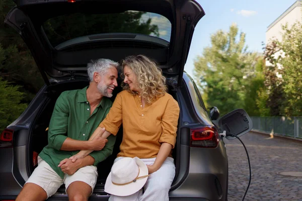 Middle Aged Couple Sitting Trunk While Waiting Charging Car Travelling — 图库照片