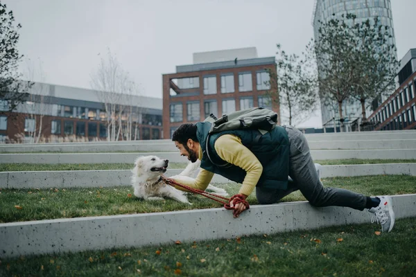 Feliz Joven Entrenando Abrazándose Con Perro Aire Libre Parque Ciudad —  Fotos de Stock