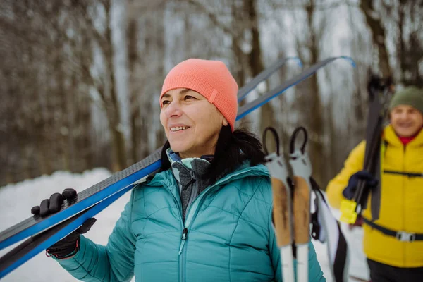 Gelukkig Senior Vrouw Voorbereiding Voor Skiën Met Haar Man — Stockfoto