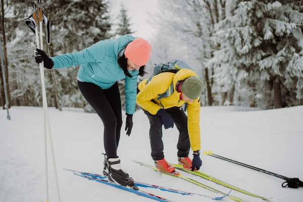 Senioren Paar Zetten Ski Bereiden Zich Voor Rit Winter Besneeuwde — Stockfoto