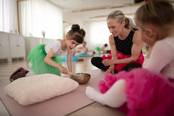 Pequenas Garotas Desconhecidas Com Seu Professor Sentado Chão Estúdio Dança — Fotografia de Stock