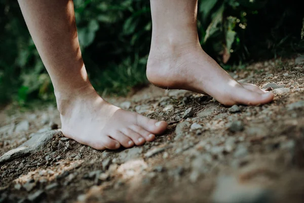 Närbild Barfota Ben Promenader Naturen Begreppet Friska Fötter — Stockfoto