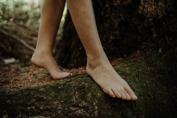 Närbild Barfota Ben Promenader Naturen Begreppet Friska Fötter — Stockfoto