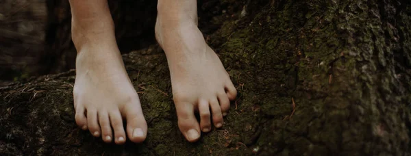 Close Van Blootsvoets Lopen Natuur Concept Van Gezonde Voeten — Stockfoto