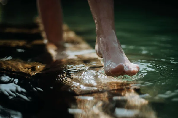 Close Van Blote Voeten Die Oever Van Het Meer Lopen — Stockfoto