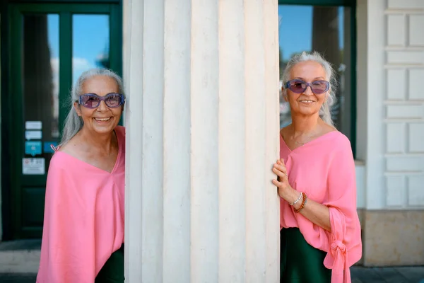 Mulheres Idosas Gêmeas Roupas Coloridas Uma Cidade Posando Lado Coluna — Fotografia de Stock