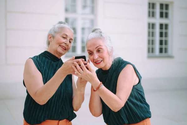 Starší Ženy Dvojčata Venku Městě Kontrolu Smartphone — Stock fotografie