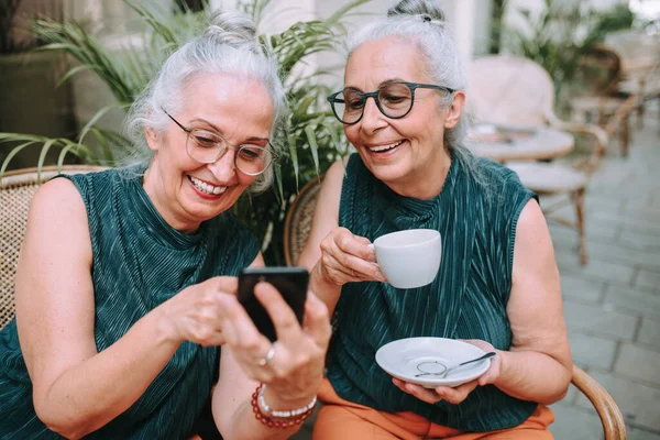 Glückliche Seniorinnen Die Der Stadt Kaffeepause Machen Lächeln Und Telefonieren — Stockfoto