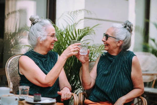 Щасливі Старші Жінки Близнюки Мають Кавову Перерву Місті Посміхаються Розмовляють — стокове фото