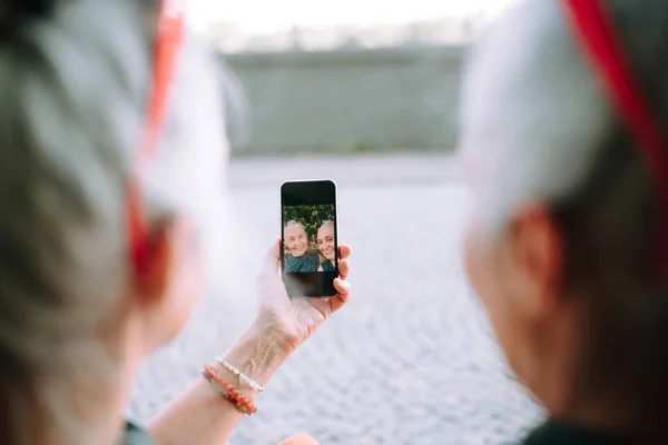 Starsze Kobiety Bliźniaczki Zewnątrz Parku Miejskim Biorąc Chcąc Selfie — Zdjęcie stockowe